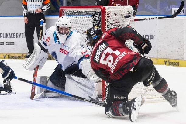 Brankář Kladna Oscar Dansk a&nbsp;útočník Sparty Roman Horák v&nbsp;zápase 25. kola Tipsport extraligy ledního hokeje 2025/26 - dnešní derby sledujte LIVE od 16:00