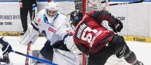 Brankář Kladna Oscar Dansk a útočník Sparty Roman Horák v zápase 25. kola Tipsport extraligy ledního hokeje 2025/26 - dnešní derby sledujte LIVE od 16:00