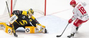 Brankář Vervy Pavel Čajan zasahuje před útočníkem Ocelářů Oscarem Flynnem. Další zápasy Třince a Litvínova je na programu v dnešním 38. kole Tipsport ELH.