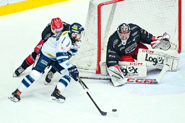 Martin Faško-Rudáš při ataku na královéhradeckou branku, fotka ze zápasu v&nbsp;ELH Liberec vs. Mountfield HK