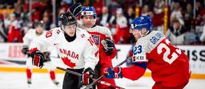 Cameron Reid v souboji s Adamem Benákem a Tomášem Galvasem v zápase Česko vs. Kanada na MS U20