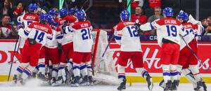 Čeští reprezentanti se radují z postupu do finále Mistrovství světa v hokeji juniorů 2026 - Česko dnes vyzve Švédsko