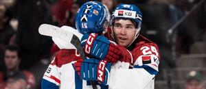 Adam Novotný (vpravo) objímá Vojtěcha Čihaře, fotka ze semifinále Česko vs. Kanada na MSJ v hokeji 2026