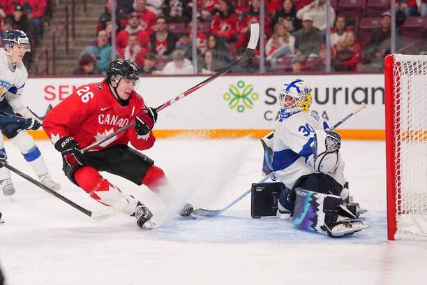 Cole Beaudoin právě skóruje, fotka ze zápasu Kanada vs. Finsko