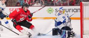 Cole Beaudoin právě skóruje, fotka ze zápasu Kanada vs. Finsko