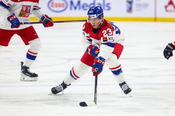 Tomáš Galvas během semifinále MS juniorů v hokeji 2026, o den později spolu s Adamem Jiříčkem vyhrál svou třetí medaili u MS U20