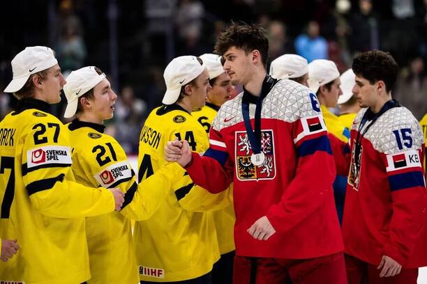 Radim Mrtka (uprostřed) s Vojtěchem Čihařem gratulují Švédům k výhře