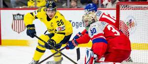 Finále MSJ 2026: Na snímku švédský útočník Jack Berglund, český gólman Michal Oršulák a jeho spoluhráč Max Curran