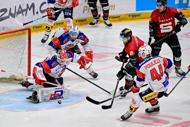 Roman Will vyráží střelu Jana Eberleho, fotka ze zápasu Sparta vs. Pardubice