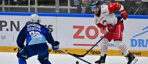 26. kolo TELH 2025/26: Na fotce zleva obránce Brna Jan Šcotka a Jakub Doktor, olomoucký forvard
