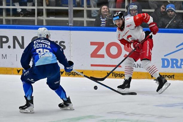 26. kolo TELH 2025/26: Na fotce zleva obránce Brna Jan Šcotka a&nbsp;Jakub Doktor, olomoucký forvard