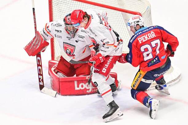 Na snímku brankář Hradce Stanislav Škorvánek, jeho spoluhráč Michael Vukojevic a&nbsp;útočník Pardubic Matěj Pekař