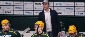 Střídačka týmu VHK ROBE Vsetín, nahoře trenér Ondřej Němec