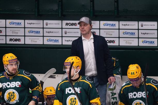 Střídačka týmu VHK ROBE Vsetín, nahoře trenér Ondřej Němec