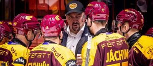 Jihlavský trenér Viktor Ujčík dává svým svěřencům pokyny