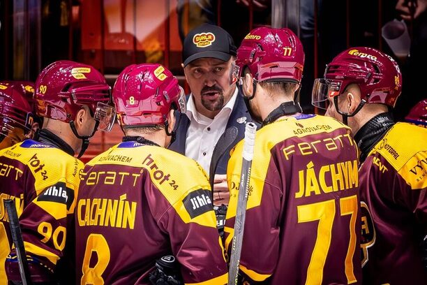 Jihlavský trenér Viktor Ujčík dává svým svěřencům pokyny