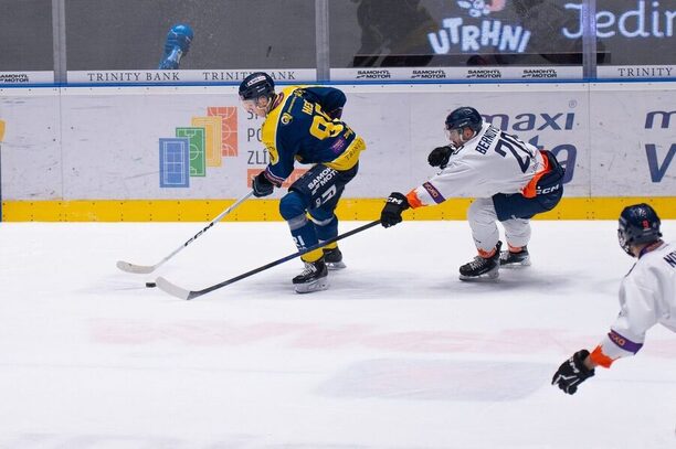 Na kotouči Lukáš Heš (Zlín), brání jej Jan Bernovský (Litoměřice)