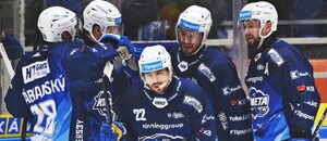 Hráči týmu HC Kometa oslavují gól, v popředí Kristián Pospíšil