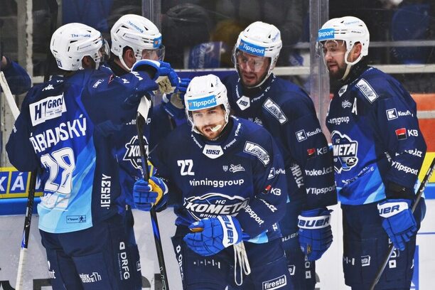 Hráči týmu HC Kometa oslavují gól, v popředí Kristián Pospíšil