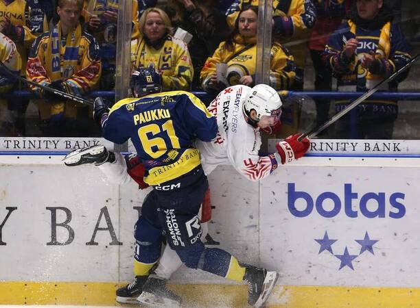 Jesse Paukku (vlevo) v&nbsp;osobním souboji s&nbsp;Danielem Kříženeckým