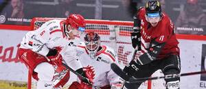 David Musil (vlevo) a Kryštof Hrabík v souboji v minulém extraligovém zápase Třince se Spartou