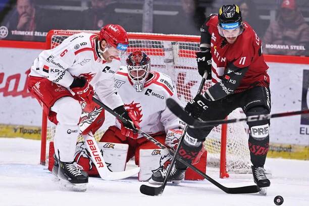 David Musil (vlevo) a&nbsp;Kryštof Hrabík v&nbsp;souboji v&nbsp;minulém extraligovém zápase Třince se Spartou