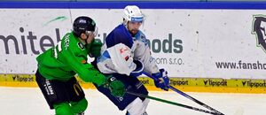 Vojtěch Malínek (vlevo) v souboji se Šimonem Stránským v zápase Boleslav vs. Kometa