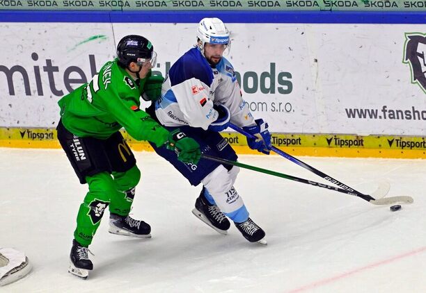 Vojtěch Malínek (vlevo) v&nbsp;souboji se Šimonem Stránským v&nbsp;zápase Boleslav vs. Kometa