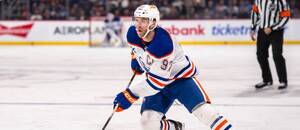 Connor McDavid, útočník Edmontonu, v duelu proti Winnipegu