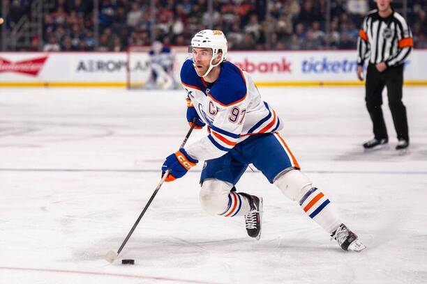 Connor McDavid, útočník Edmontonu, v duelu proti Winnipegu