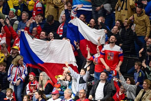 Fanoušci Českého hokeje s&nbsp;vlajkami