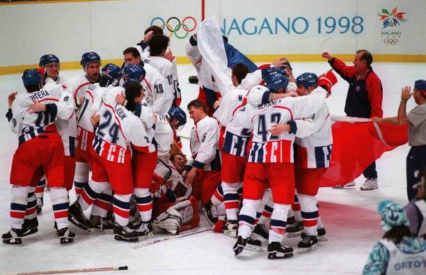 Česká reprezentace slaví vítězství ve finále ZOH v Naganu