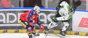 Tomáš Dvořák a Jakub Lichtag v souboji v posledním vzájemném duelu Pardubic s Boleslaví