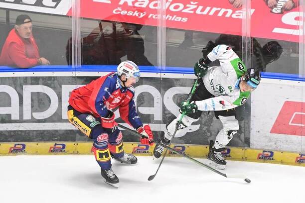 Tomáš Dvořák a&nbsp;Jakub Lichtag v&nbsp;souboji v&nbsp;posledním vzájemném duelu Pardubic s&nbsp;Boleslaví