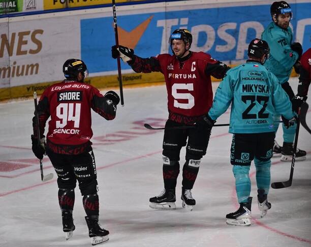 Kapitán Sparty Filip Chlapík slaví gól v&nbsp;minulém vzájemném duelu proti Karlovým Varům