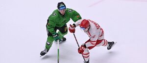 Martin Skärberg a Michal Kovařčík v souboji v utkání Mladé Boleslavi s Třincem