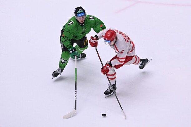 Martin Skärberg a&nbsp;Michal Kovařčík v&nbsp;souboji v&nbsp;utkání Mladé Boleslavi s&nbsp;Třincem