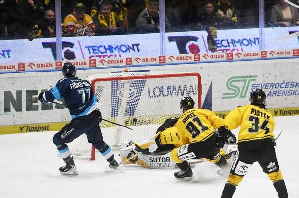 Liberecký forvard Faško-Rudáš úspěšně zakončuje, fotka ze zápasu Litvínov vs. Liberec