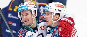 Roman Červenka s Janem Košťálkem se radují z gólu proti Českým Budějovicím