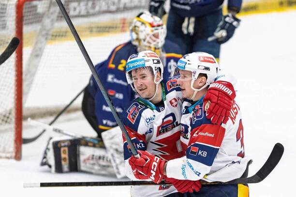 Roman Červenka s&nbsp;Janem Košťálkem se radují z&nbsp;gólu proti Českým Budějovicím