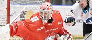 Matěj Machovský z Olomouce a Tristen Robins z Kladna během říjnového vzájemného zápasu