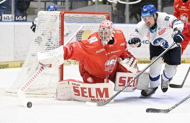 Matěj Machovský z&nbsp;Olomouce a&nbsp;Tristen Robins z&nbsp;Kladna během říjnového vzájemného zápasu