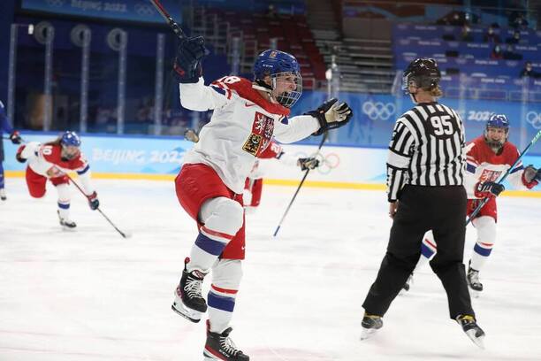 Na předchozí olympiádě Češky skončily ve čtvrtfinále. Přemožitelkám z USA vstřelila gól Michaela Pejzlová (na obrázku)