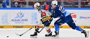 Přetahovaná o puk mezi Lukášem Sedlákem (vlevo) a Janem Ščotkou