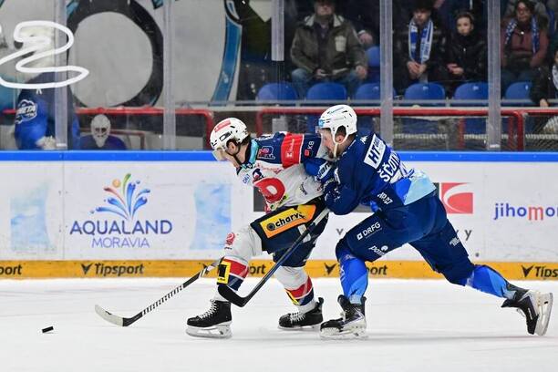 Přetahovaná o&nbsp;puk mezi Lukášem Sedlákem (vlevo) a&nbsp;Janem Ščotkou