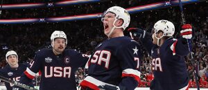 Útočník USA Brady Tkachuk (#7) slaví gól ve finále turnaje 4 Nations