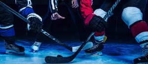 Rozhodčí vhazuje puk mezi dva hokejisty