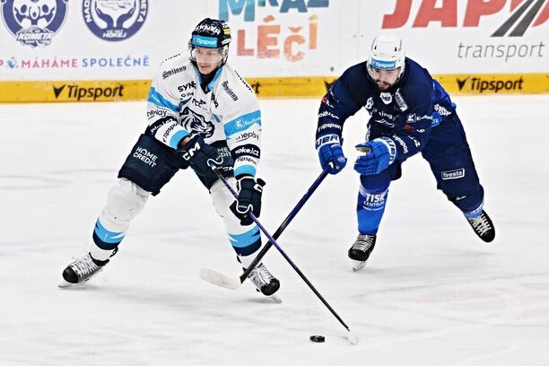 Michal Ivan (vlevo) a&nbsp;Šimon Stránský v&nbsp;minulém duelu extraligy mezi Libercem a&nbsp;Kometou