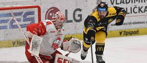 Axel Holmström z Litvínova se tlačí před olomouckého brankáře Matěje Machovského