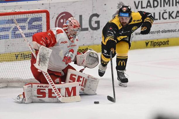Axel Holmström z&nbsp;Litvínova se tlačí před olomouckého brankáře Matěje Machovského
